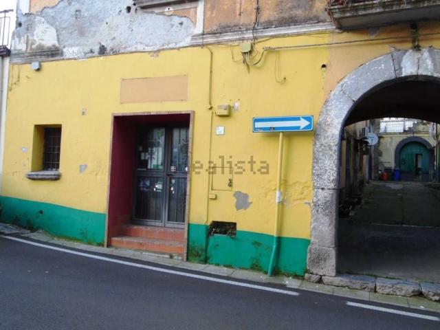 Locale Commerciale in vendita a Sava, Baronissi
