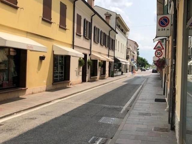 Locale Commerciale in vendita a Suzzara, Lombardia