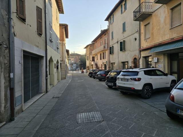 Locale Commerciale in vendita a Deruta, Umbria