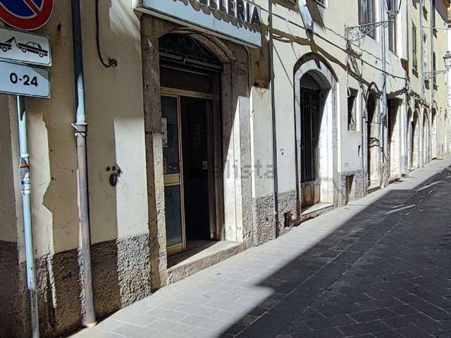 Locale Commerciale in vendita a Isernia, Molise
