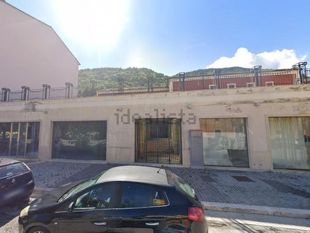 Locale Commerciale in vendita a Bojano, Molise