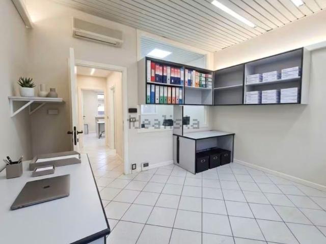 Locale Commerciale in vendita a Marche, Ancona