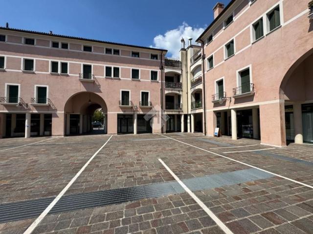 Locale Commerciale in vendita a Cornuda, Treviso