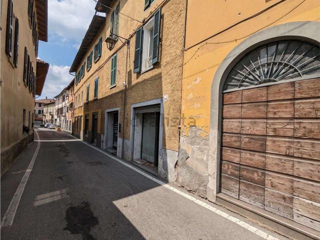 Locale Commerciale in vendita a Vaprio D'adda, Lombardia