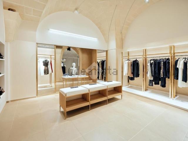 Locale Commerciale in vendita a Puglia, Taranto