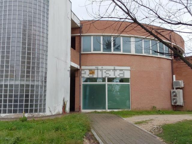 Locale Commerciale in vendita a Marche, Macerata