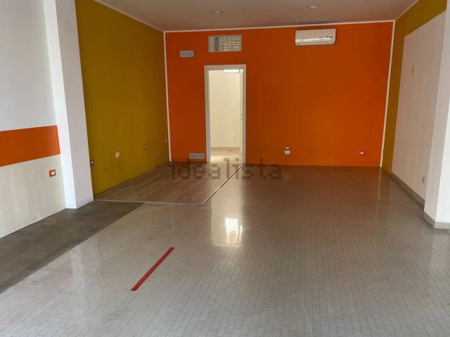 Locale Commerciale in vendita a Loreto, Marche