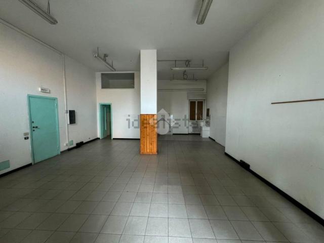 Locale Commerciale in vendita a Carnate, Lombardia