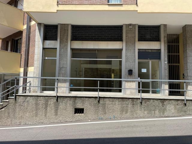 Locale Commerciale in vendita a Leffe, Lombardia