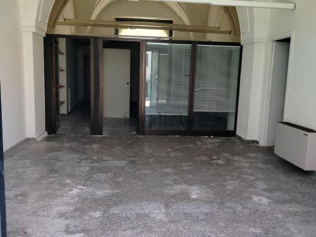 Locale Commerciale in vendita a Puglia, Brindisi