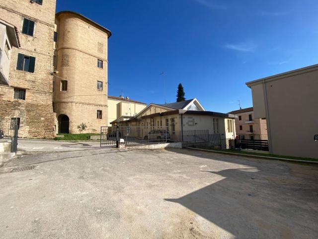 Locale Commerciale in vendita a Marche, Ancona