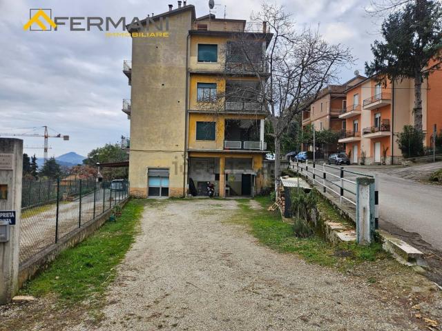 Locale Commerciale in vendita a Santi Filippo e Giacomo, Marche
