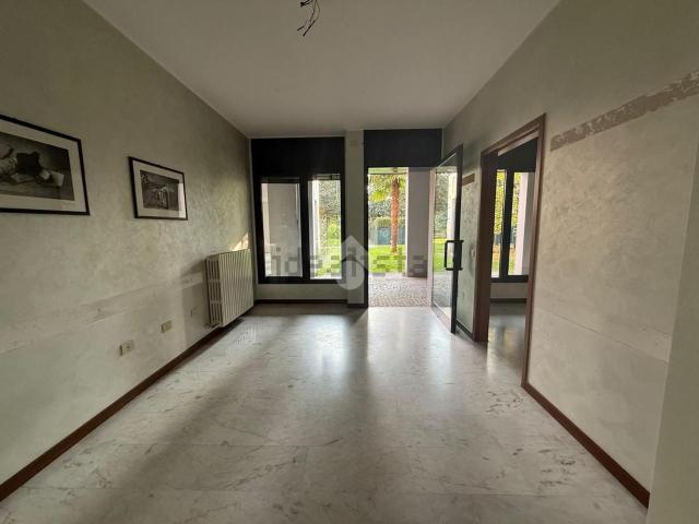 Locale Commerciale in vendita a Albano Sant'alessandro, Lombardia