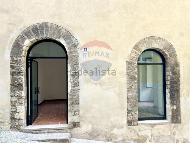 Locale Commerciale in vendita a Spoleto, Umbria