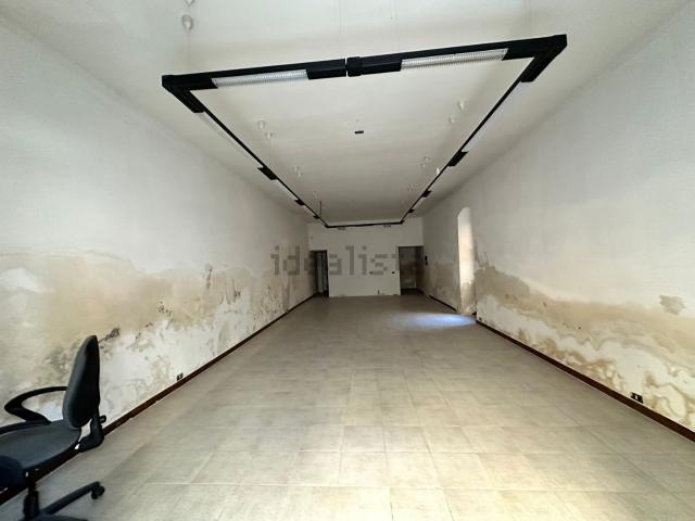 Locale Commerciale in vendita a Piazza Guglielmo Marconi Ex Mercato Ortofrutticolo, Matera