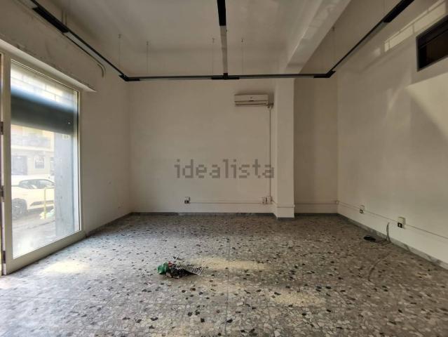 Locale Commerciale in vendita a Casagiove, Campania
