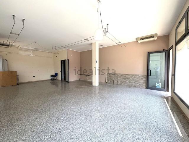 Locale Commerciale in vendita a Roncaglia, Ponte San Nicolò