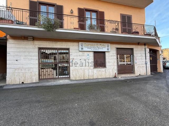 Locale Commerciale in vendita a Monte San Salvatore, Roma Capitale