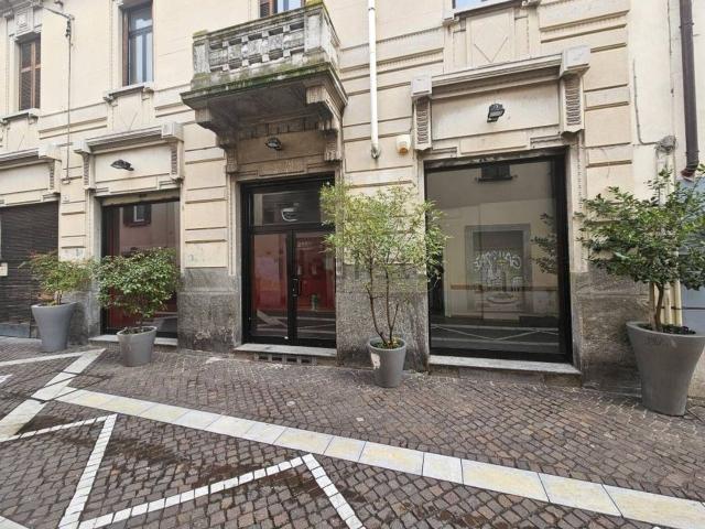 Locale Commerciale in vendita a Centro, Gallarate