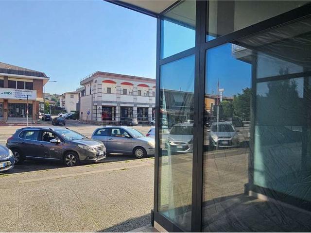 Locale Commerciale in vendita a Caldiero, Veneto