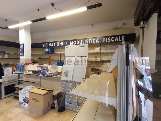Locale Commerciale in vendita a San Giuliano Milanese, Lombardia
