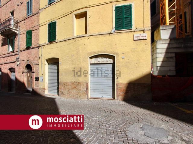 Locale Commerciale in vendita a Matelica, Macerata