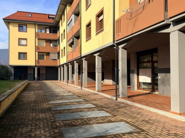 Locale Commerciale in vendita a Tetti Griglio, Piemonte