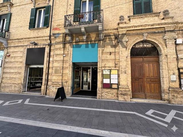 Locale Commerciale in vendita a Quartiere Trento e Trieste, Lanciano