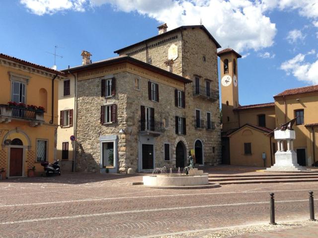 Locale Commerciale in vendita a Imbersago, Lombardia