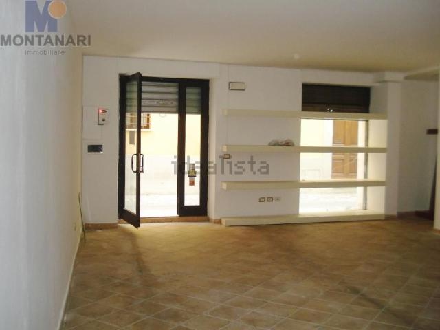 Locale Commerciale in vendita a Foligno, Umbria