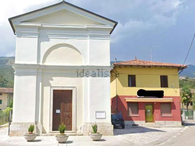Locale Commerciale in vendita a Aviano, Friuli-Venezia Giulia