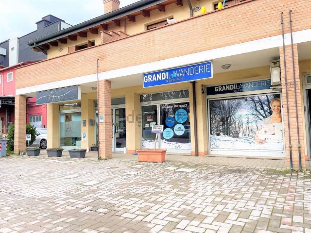 Locale Commerciale in vendita a Unione Alto Ferrarese, Cento