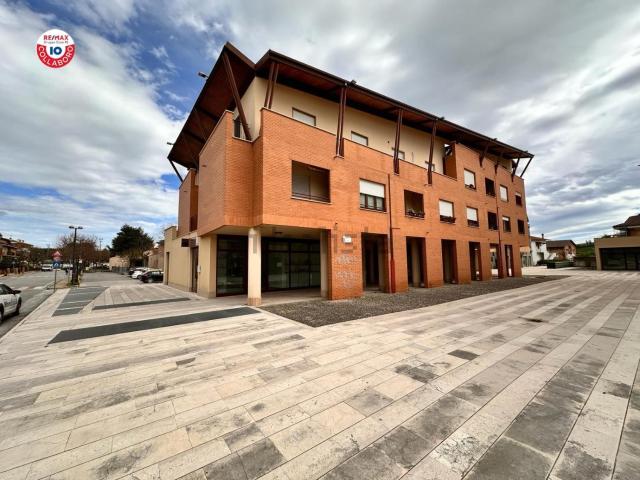 Locale Commerciale in vendita a Marche, Ancona