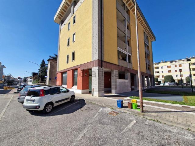 Locale Commerciale in vendita a Alte Ceccato, Montecchio Maggiore