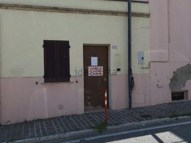 Locale Commerciale in vendita a Marche, Ancona