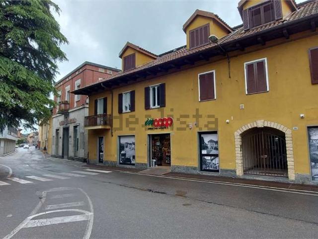 Locale Commerciale in vendita a Angera, Lombardia