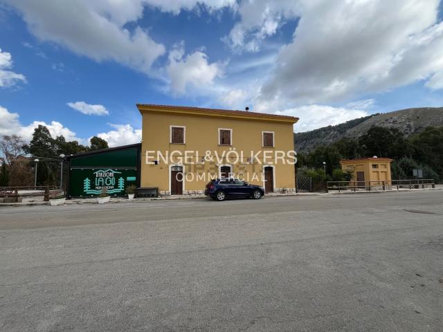 Locale Commerciale in vendita a Piana Degli Albanesi, Sicilia