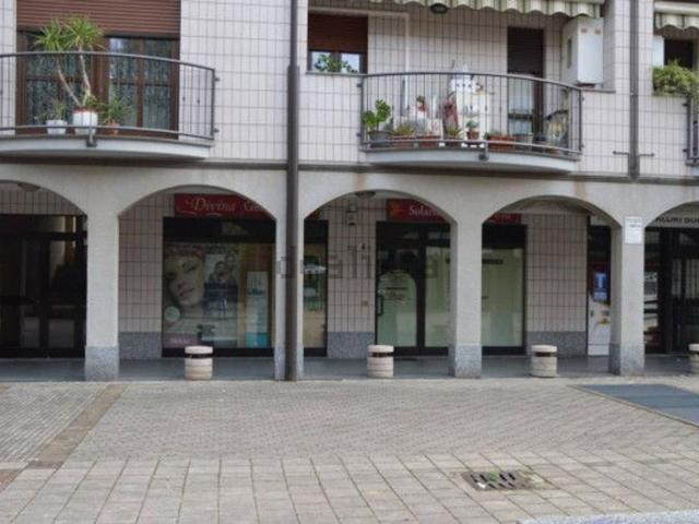 Locale Commerciale in vendita a Nova Milanese, Lombardia