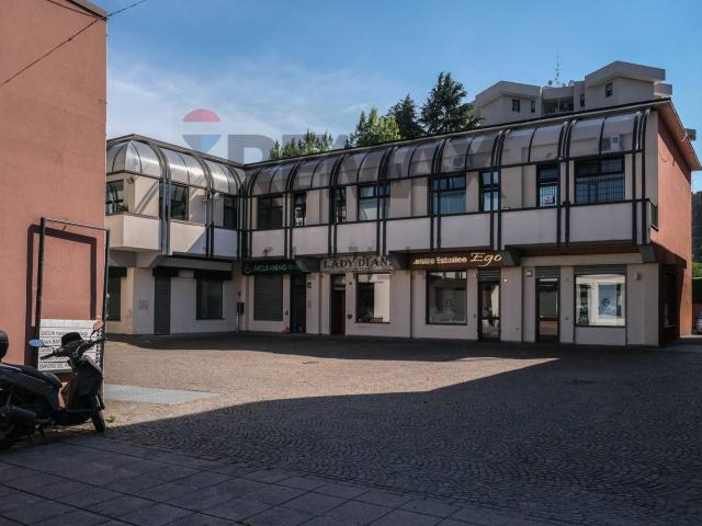 Locale Commerciale in vendita a Triulzo, San Donato Milanese