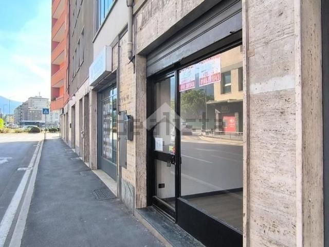 Locale Commerciale in vendita a Le Gotrau, Aosta / Aoste