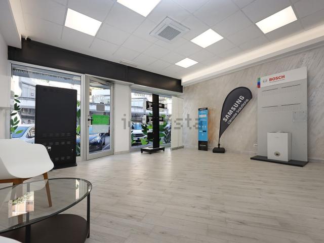 Locale Commerciale in vendita a Montagnola, Roma