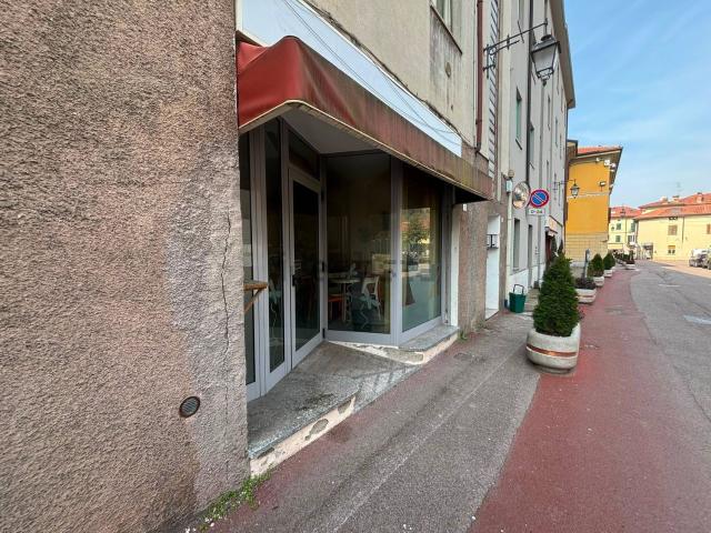 Locale Commerciale in vendita a Sirone, Lombardia