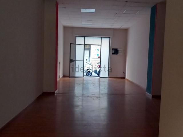 Locale Commerciale in vendita a Salerno, Campania