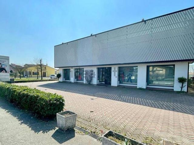 Locale Commerciale in vendita a Roncoferraro, Lombardia