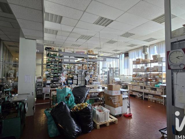 Locale Commerciale in vendita a Medio Ponente, Serra Riccò
