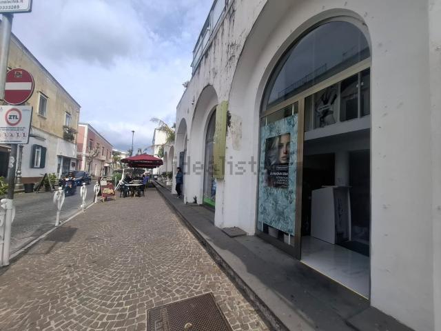 Locale Commerciale in vendita a Ischia, Campania