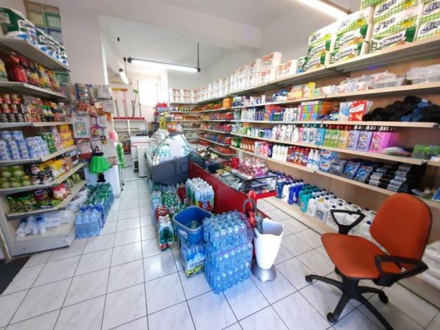 Locale Commerciale in vendita a Nicolosi, Latina