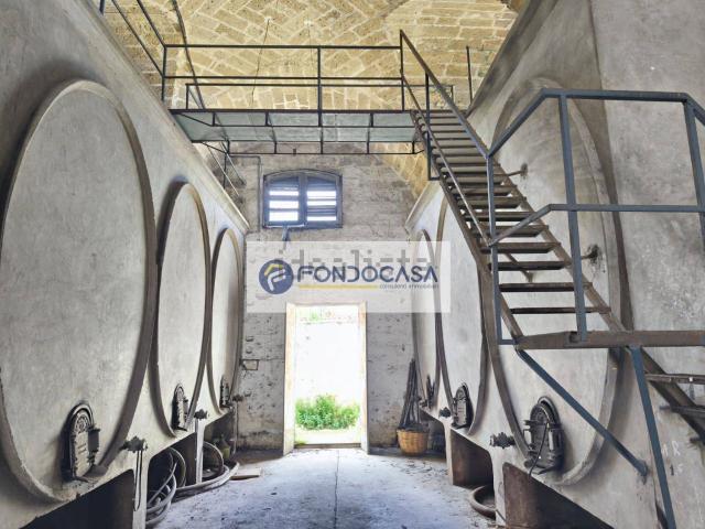 Locale Commerciale in vendita a Puglia, Lecce