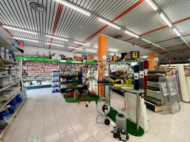 Locale Commerciale in vendita a Tombolo, Veneto