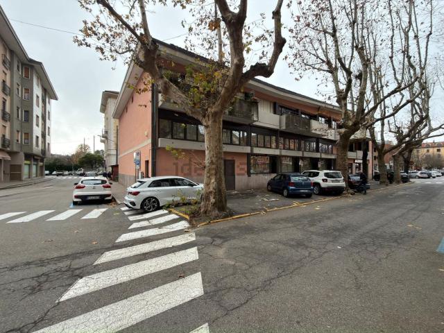 Locale Commerciale in vendita a Comunità Montana Valli del Verbano, Laveno Mombello